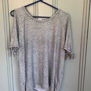 Gap open shoulder top